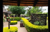 Zimmer mit Kingsize-Bett und Gartenblick. 