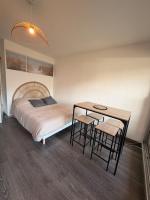Studio terrasse au Port dHyères, Piscine, parking - B&B Hyères
