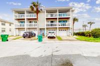 Ocean-view townhome with balcony & W/D - walk to beach - dog-friendly - B&B Jacksonville Beach