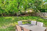 Dog-friendly home with fenced yard, patio, grill, & park across the street - Chambres d'hôtes Saint Augustine
