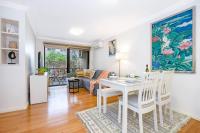 Stylish 1BR with private Garage 450m from Darling Harbour Waterfront and ICC - B&B Sídney