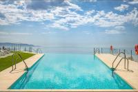 Seafront 2B Apartment with Pool, Spa & Gym Torrox - Bed and Breakfast Torrox