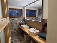 Dům mezi loukami - Bed and Breakfast Sněžné