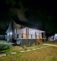 Renovated & Spacious 2BR Downtown Retreat 2 Minutes to FUSE District Pet Friendly Free Parking - Chambres d'hôtes Gastonia