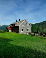 Llama Lodge Authentic Sunnfjord Farm - B&B Kleiva