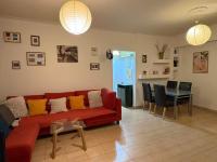Cozy lower ground floor apartment by Sea and Tram - B&B Athens