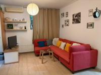 Cozy lower ground floor apartment by Sea and Tram - B&B Athens