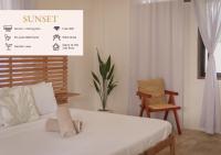 Zimmer mit Kingsize-Bett und Gartenblick. 