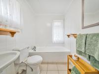 Zimmer mit Kingsize-Bett und Balkon