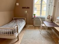 Stylish family villa with garden and attic studio in central Halmstad - Chambres d'hôtes Halmstad