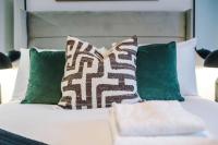 Modern 2BR Apartment w Secure Parking Salford - Bed and Breakfast Manchester