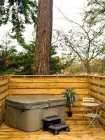 Boann 5 - Hot Tub-Hunting Tower Lodges-Luxury-Families-Romantic - Bed and Breakfast Perth