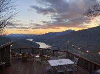 Sunset Retreat - Big Deck, Mountain & Lake Lure Views! - B&B Lake Lure