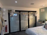 Little Woodlands Chalet with Private Garden & Hot Tub - Chambres d’hôtes Llancarfan