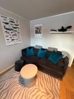 Welcome to the apartment with the orange door - Chambres d’hôtes Tromsø