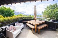 Central with lake views - B&B Wanaka