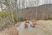 Mtn-View 'Hidden Falls' Cabin w/ Hot Tub & Deck - Chambres d'hôtes Andrews