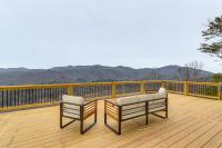 Mtn-View 'Hidden Falls' Cabin w/ Hot Tub & Deck - Chambres d'hôtes Andrews