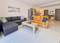 SeaScape - Modern Seaview Apartment in Prime Area of Qawra - B&B San Pawl il-Baħar