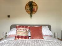 Quiet 2 Bed Cottage near Sheffield - easy access to M1 - B&B Deepcar