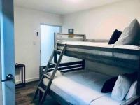 Hemingway Apt Near Plaza del Sol Casino & Beach - Chambres d’hôtes Bayamon