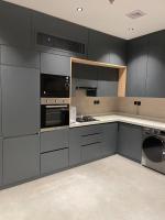 شقة حديثة غرفة ماستر وصاله ومطبخ bedroom, living room and kitchen - Chambres d'hôtes Dammam