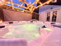 Lethbridge Villa 49 3-bedroom Apartment with private HOT TUB,Fibre WiFi, free parking, sleeps 6 - Chambres d'hôtes Southport