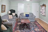 Walk to Nauvoo Temple: Remodeled Family Apartment - Bed and Breakfast Nauvoo