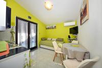 Monolocale con Balcone e Vista Giardino