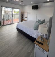 Self contained guest house Gold Coast - sleeps max 4 - Bed and Breakfast Gold Coast