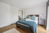 Contemporary 3-Bed House - Parking - By Tempstay - Chambres d'hôtes Windsor