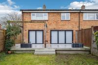 Contemporary 3-Bed House - Parking - By Tempstay - Chambres d'hôtes Windsor