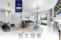 2 BR Flat By Regal Realms Short Lets & Serviced Accommodation Kensington, 2-Minute Walk from Station - B&B London