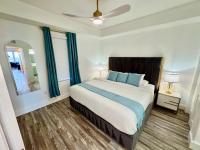 Balcony King Suite - Lake & Pool view - B&B Orlando