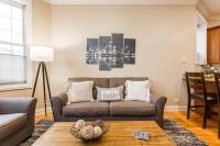 The Wrigleyville Deluxe -Steps from Wrigley Sleeps 10 - B&B Chicago