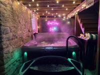 Hot Tub W/ 3 Beds 2 Bath Games & Huge Backyard - B&B Pittsburgh