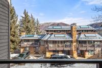 700 Monarch 205, Deluxe Condo with Private Deck & Mountain Views Located 1 Block to Ski Lift - B&B Aspen