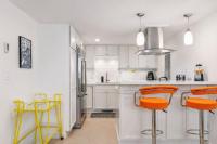 Vibrant 70s Bungalow Vacation Haven on Green Lake - B&B Seattle
