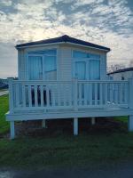 Beautiful Caravan On A Fantastic Holiday Park In Lowestoft Ref 12099B - Bed and Breakfast Lowestoft