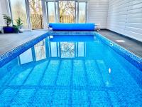 Indoor Heated Pool - Large Family Home - Sleeps 12 - Near Bournemouth Beach - Chambres d'hôtes Bournemouth
