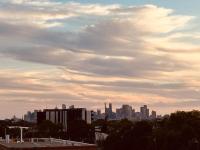 Bellview Bright Balcony City View 50m to Train Station - B&B Melbourne
