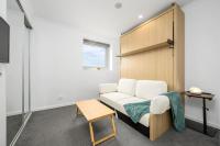 Bellview Bright Balcony City View 50m to Train Station - B&B Melbourne