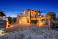 Villa Vesna for 6 persons near Pula with 32 m2 private pool, kids playground & free bikes - Bed and Breakfast Pula