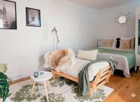 Nature-Inspired Cozy Retreat w Balcony Near Train - Bed and Breakfast Vantaa