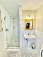 Habitación con cama extragrande.