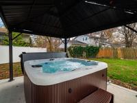 Vermilion Retreat with Game Room, Hot Tub and Across from Community Pool - B&B Vermilion