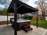 Vermilion Retreat with Game Room, Hot Tub and Across from Community Pool - Chambres d'hôtes Vermilion