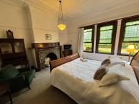 Zimmer mit Kingsize-Bett und Gartenblick. 