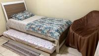 Apartamento de 2 quartos, com ar-condicionado em um deles, e no outro ventilador de teto, cama pras cinco ocupantes e garagem, a 2 km do centro - Chambres d'hôtes Três Rios