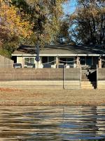 Peaceful Lakeside Retreat - Cozy 3BR Waterfront Home - Chambres d’hôtes Clearlake